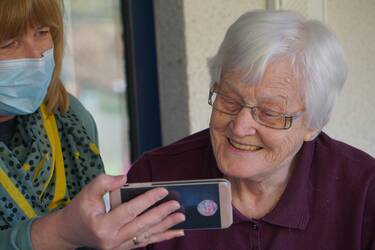 femme montrant un téléphone à une autre femme