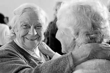 deux personnes âgées, se regardant