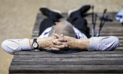 Image figurative personne allongée sur un banc